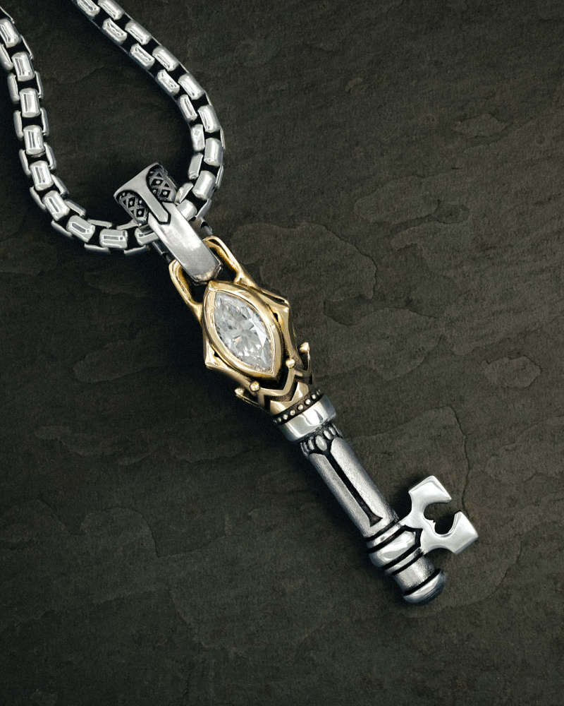 Queen's Pendant